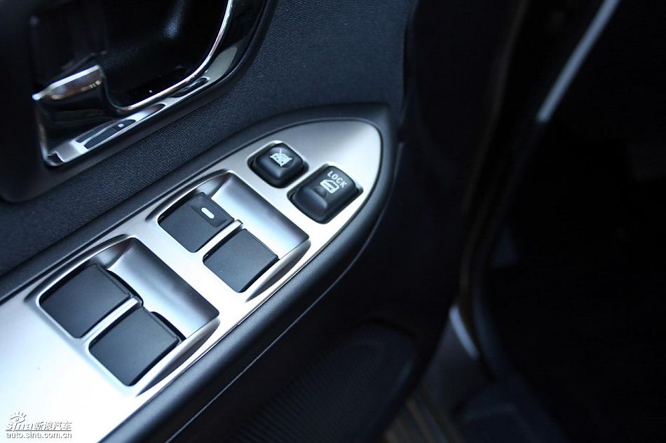 2010款三菱帕杰罗3.0豪华版内饰