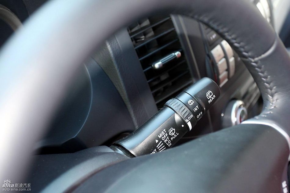 2010款三菱帕杰罗3.0豪华版内饰