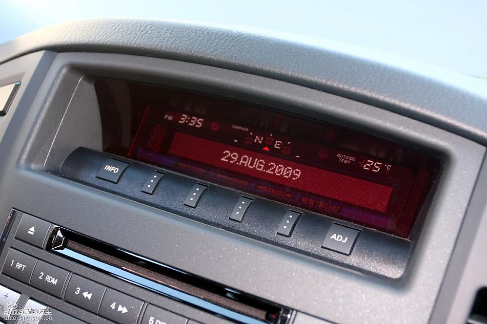 2010款三菱帕杰罗3.0豪华版内饰