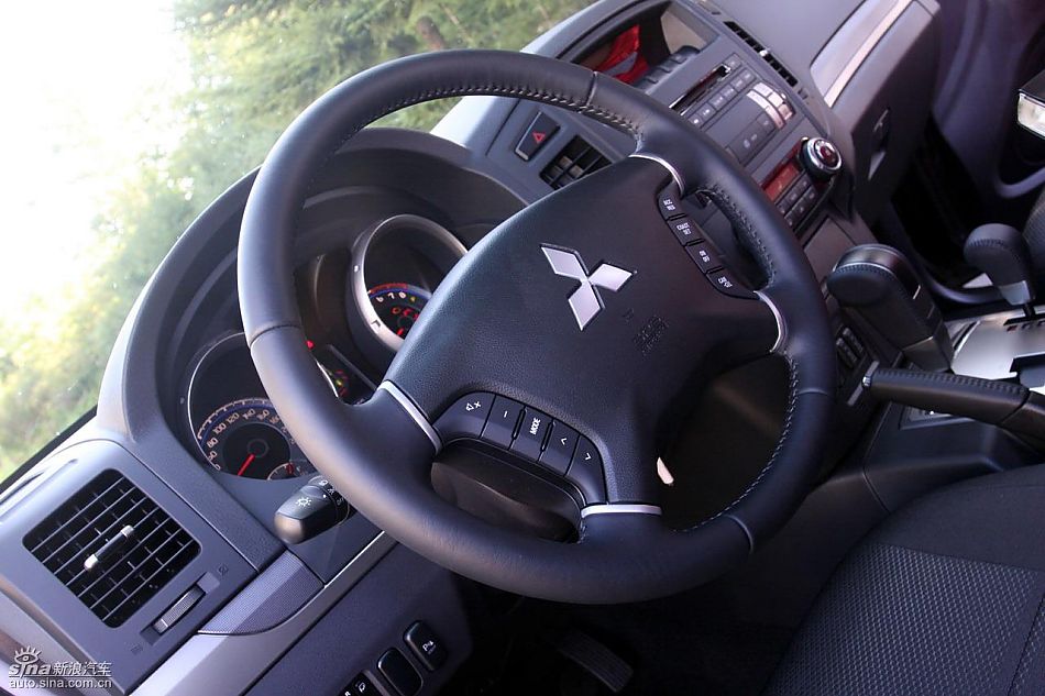 2010款三菱帕杰罗3.0豪华版内饰