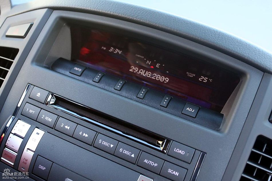 2010款三菱帕杰罗3.0豪华版内饰