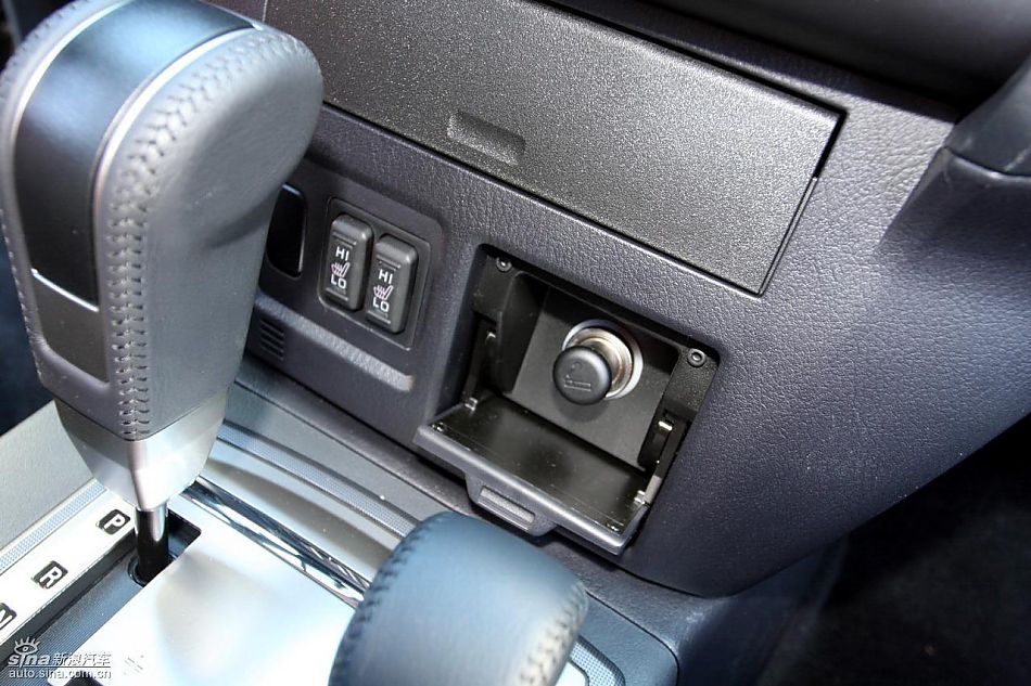 2010款三菱帕杰罗3.0豪华版内饰