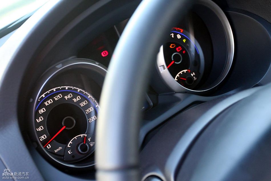 2010款三菱帕杰罗3.0豪华版内饰