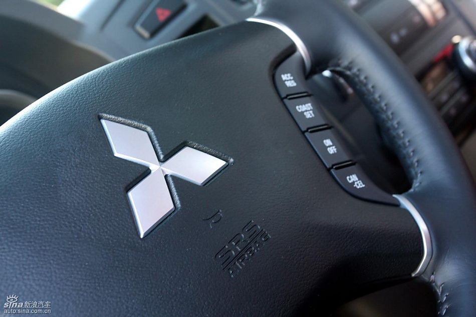 2010款三菱帕杰罗3.0豪华版内饰