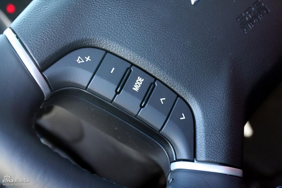 2010款三菱帕杰罗3.0豪华版内饰