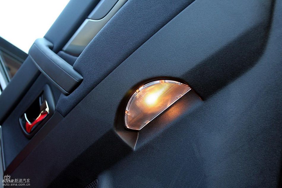 2010款三菱帕杰罗3.0豪华版内饰