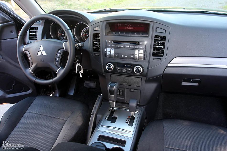 2010款三菱帕杰罗3.0豪华版内饰