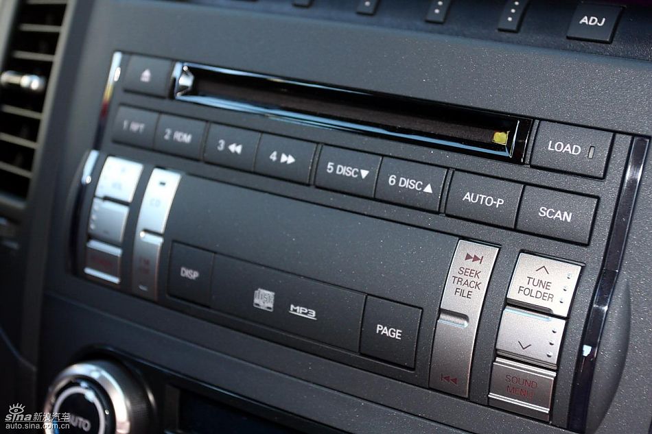 2010款三菱帕杰罗3.0豪华版内饰