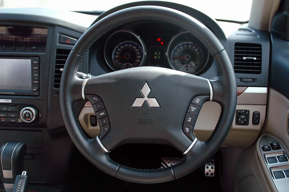 新浪试驾全新PAJERO