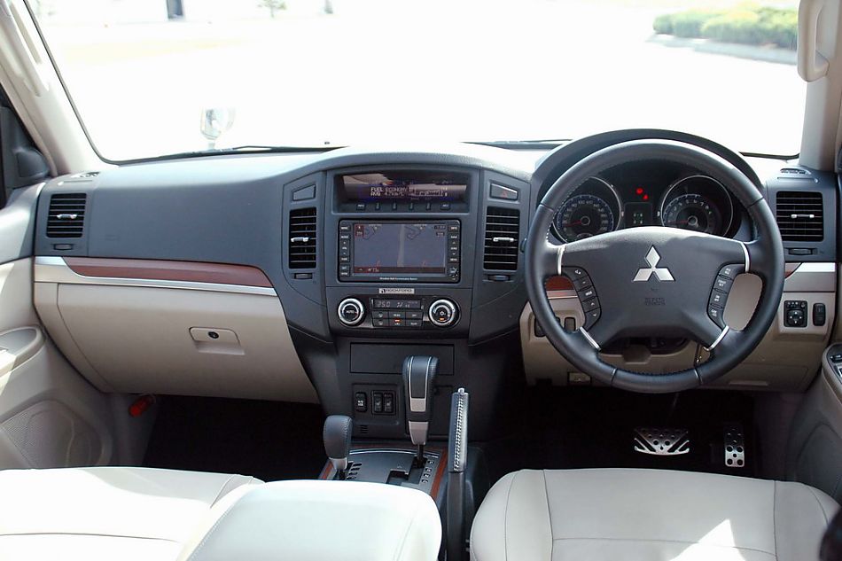 新浪试驾全新PAJERO