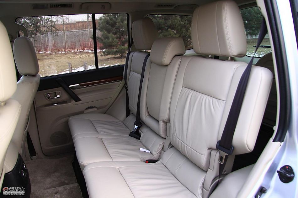 进口三菱帕杰罗内饰实拍图