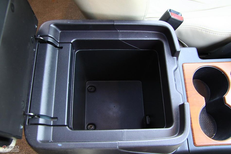 进口三菱帕杰罗内饰实拍图