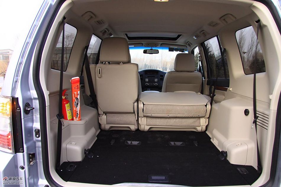 进口三菱帕杰罗内饰实拍图