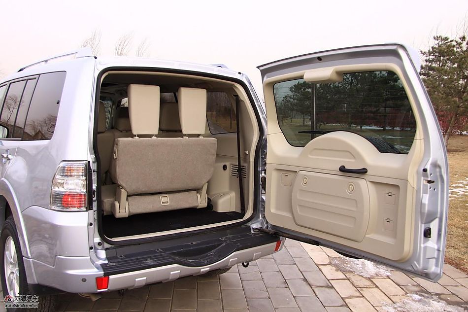 进口三菱帕杰罗内饰实拍图