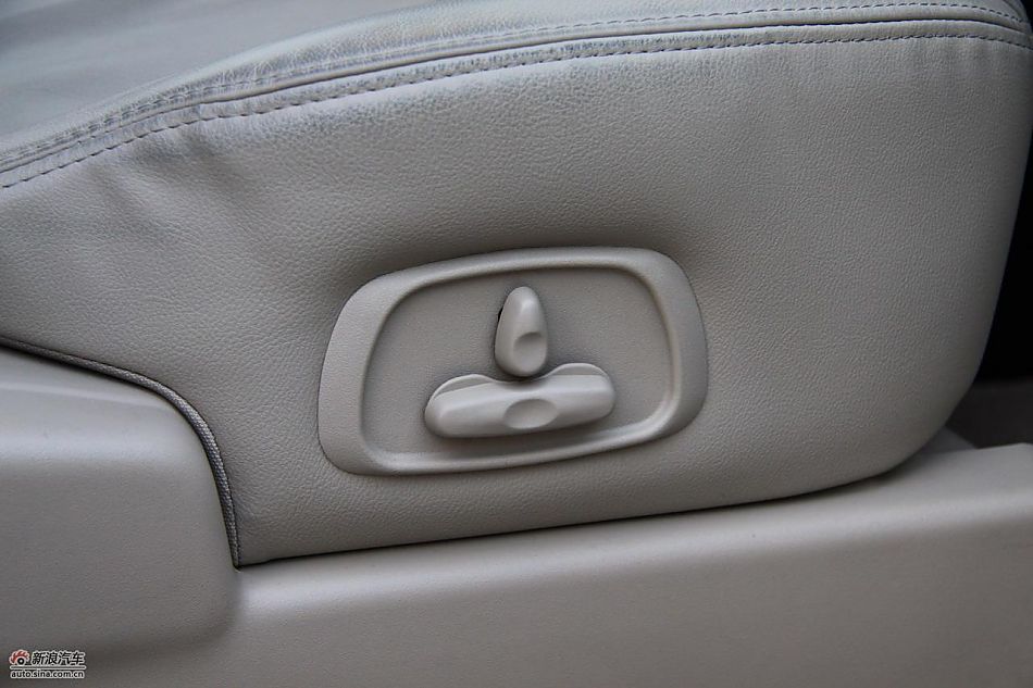 进口三菱帕杰罗内饰实拍图