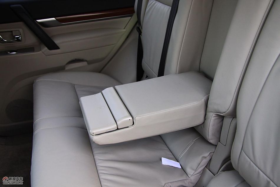 进口三菱帕杰罗内饰实拍图