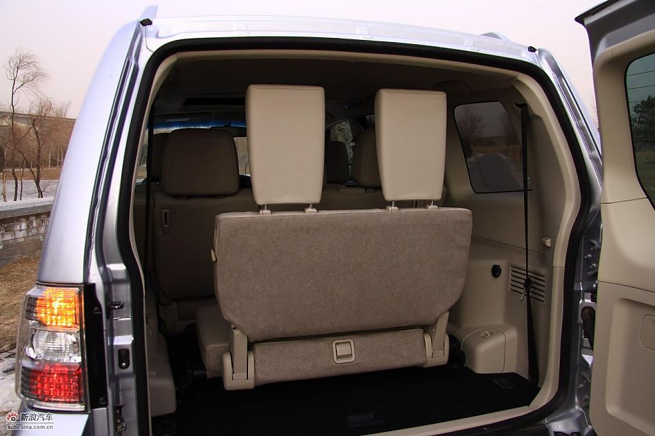 进口三菱帕杰罗内饰实拍图
