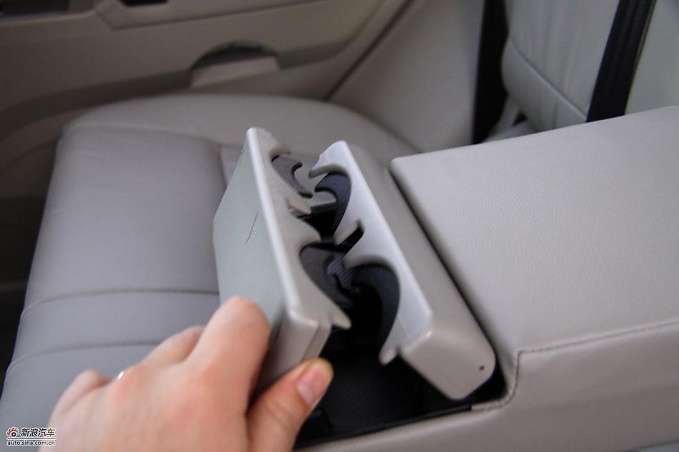 进口三菱帕杰罗内饰实拍图