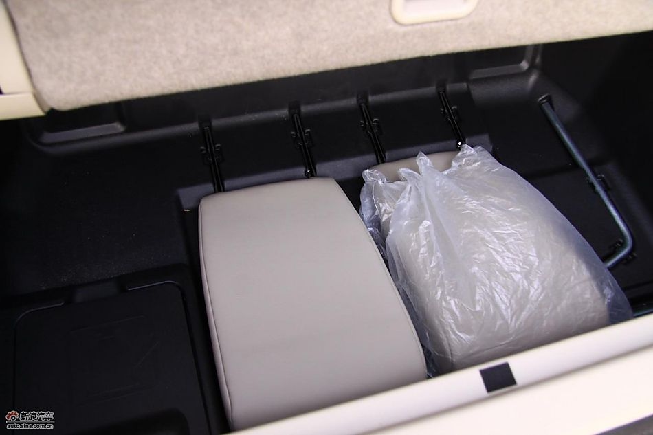 进口三菱帕杰罗内饰实拍图