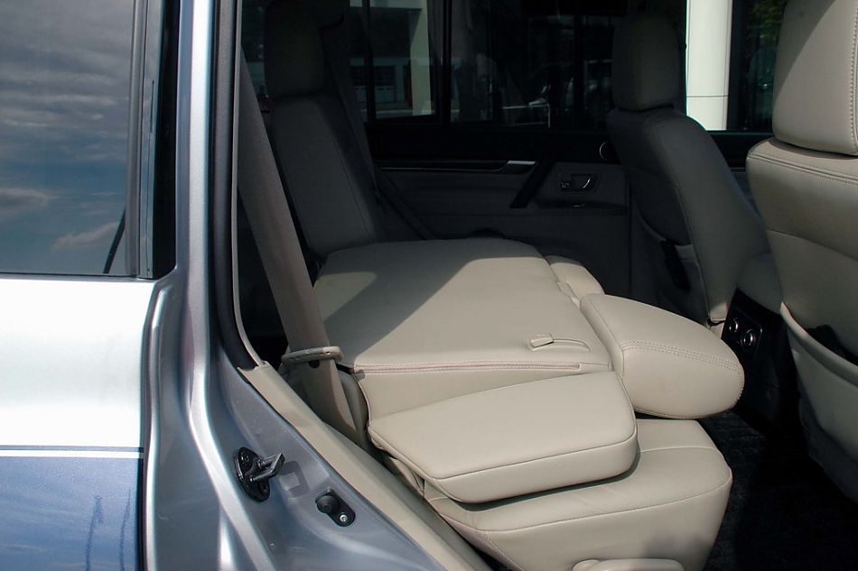 新浪试驾全新PAJERO