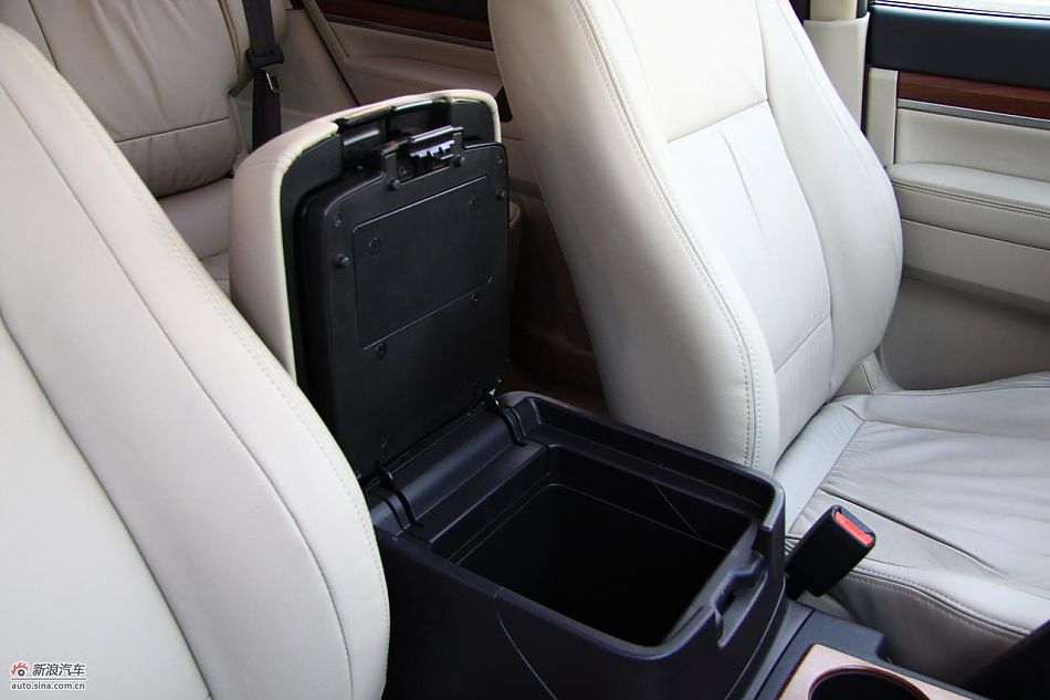 进口三菱帕杰罗内饰实拍图