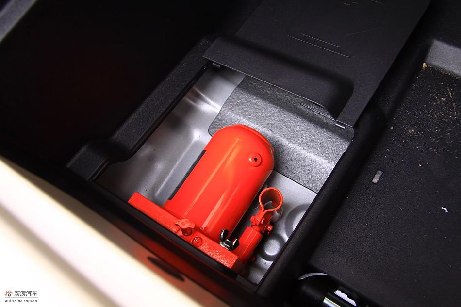 进口三菱帕杰罗内饰实拍图