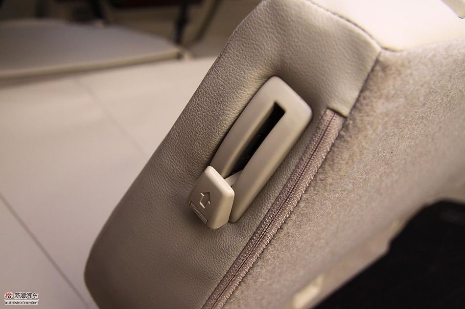 进口三菱帕杰罗内饰实拍图