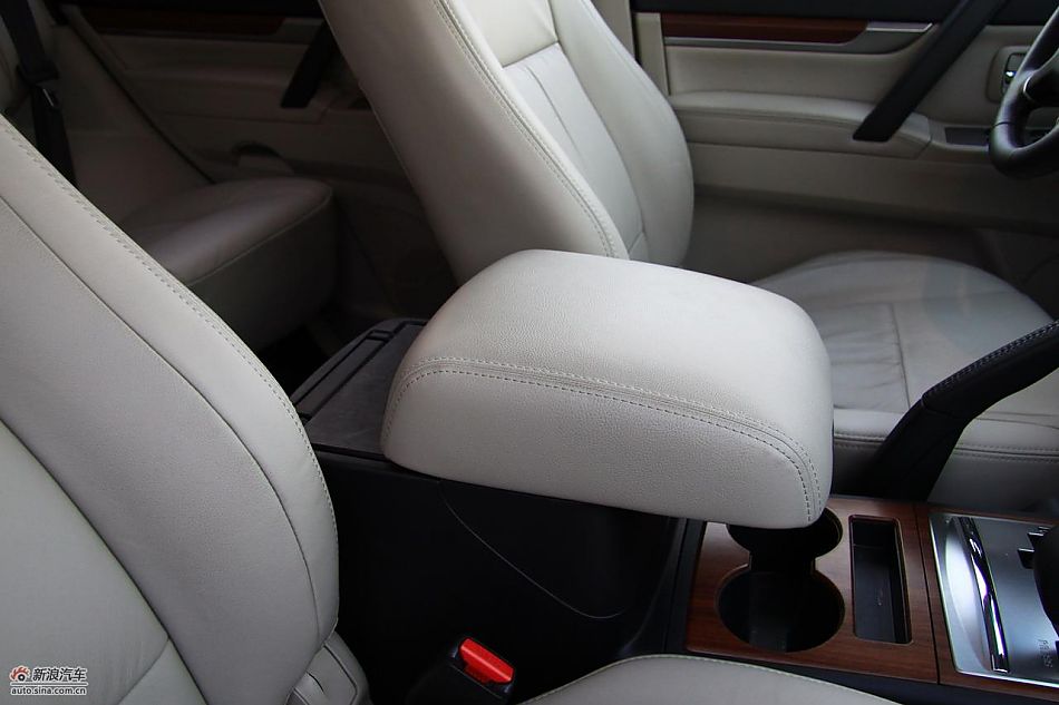 进口三菱帕杰罗内饰实拍图