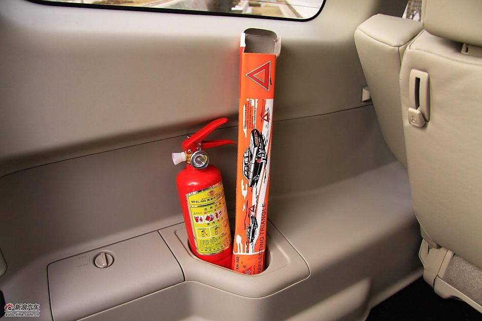 进口三菱帕杰罗内饰实拍图