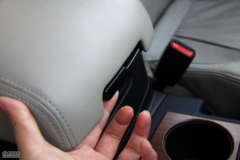 进口三菱帕杰罗内饰实拍图