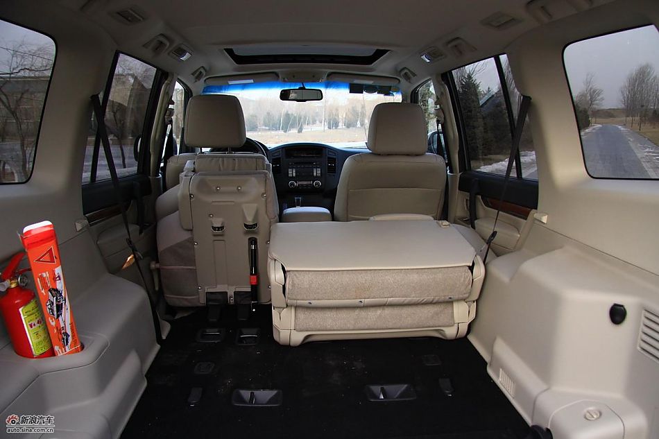 进口三菱帕杰罗内饰实拍图