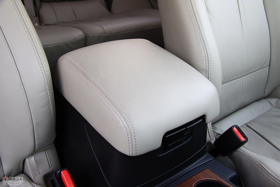 进口三菱帕杰罗内饰实拍图