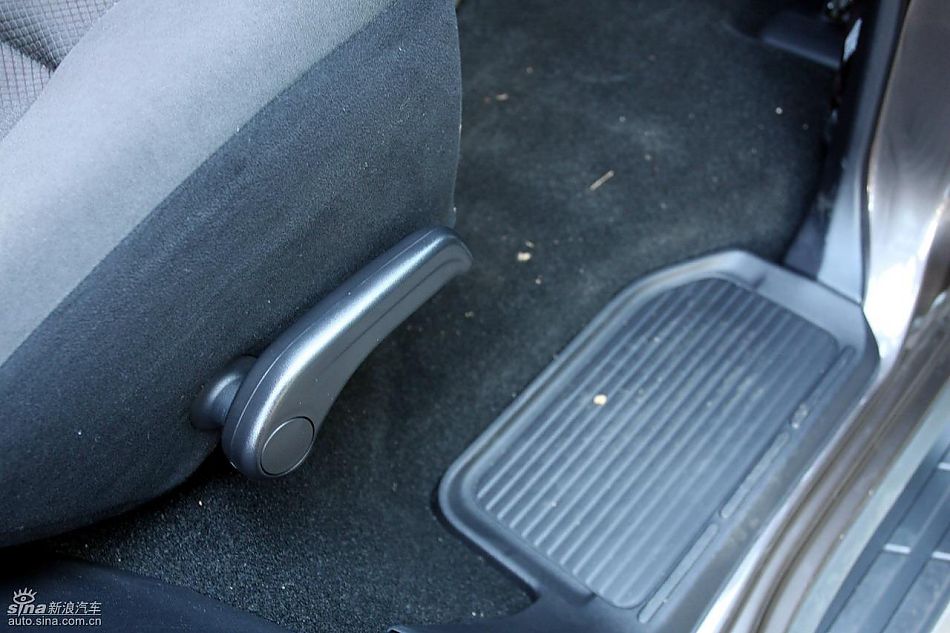 2010款三菱帕杰罗3.0豪华版内饰