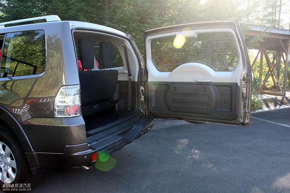 2010款三菱帕杰罗3.0豪华版内饰