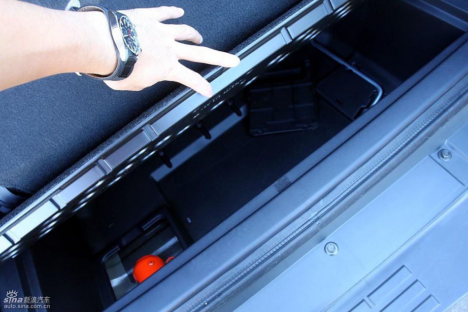 2010款三菱帕杰罗3.0豪华版内饰