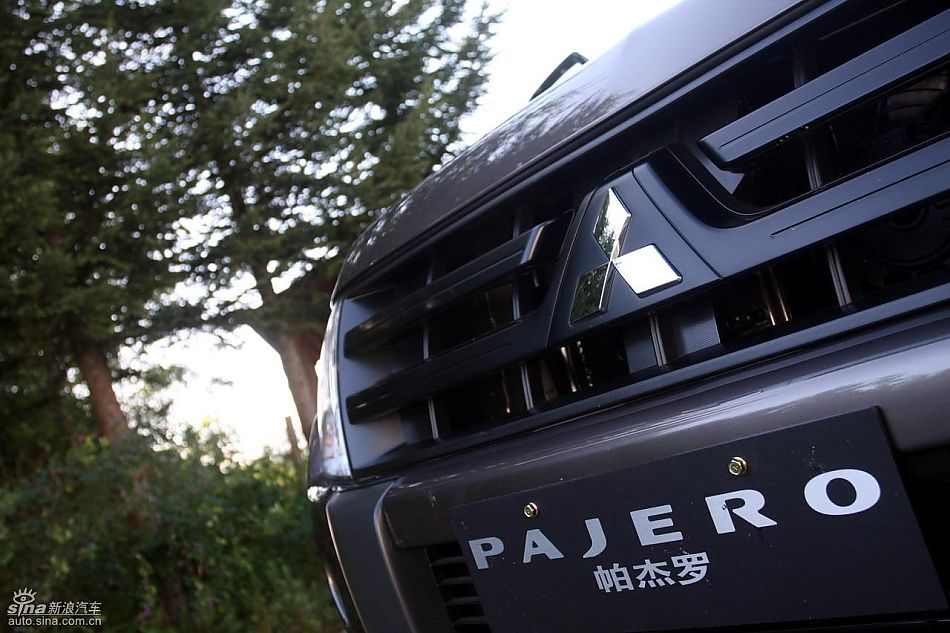 2010款三菱帕杰罗3.0豪华版外观