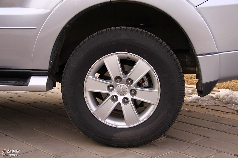 进口三菱帕杰罗外观实拍图