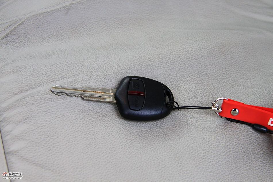 进口三菱帕杰罗内饰实拍图