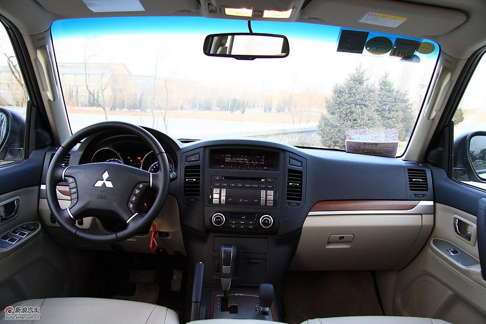 进口三菱帕杰罗内饰实拍图