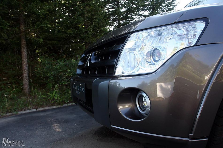2010款三菱帕杰罗3.0豪华版外观