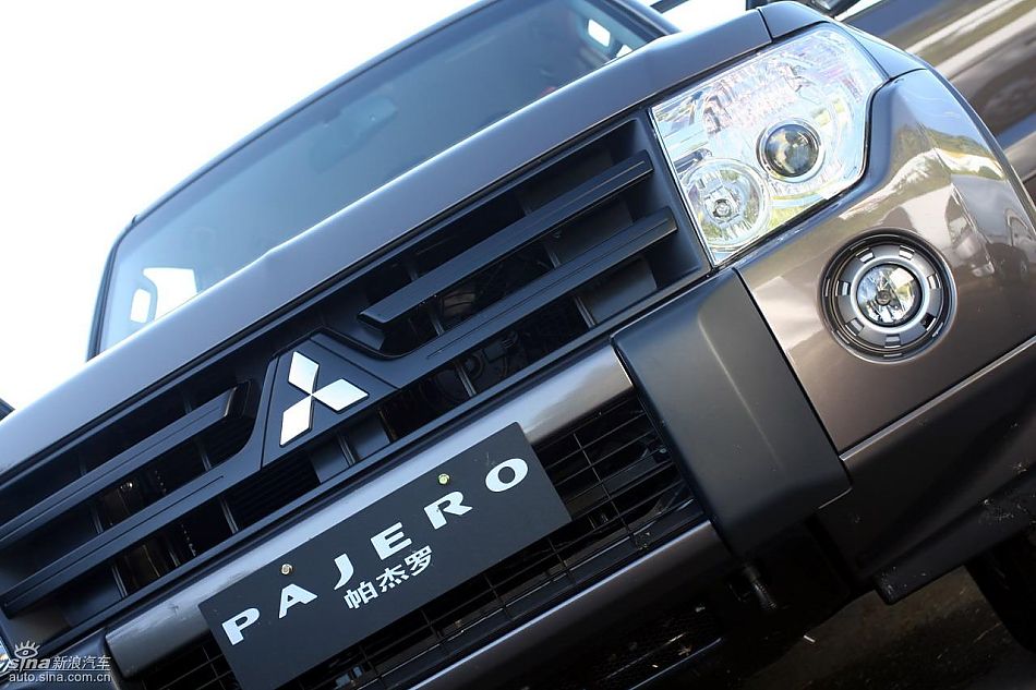 2010款三菱帕杰罗3.0豪华版外观