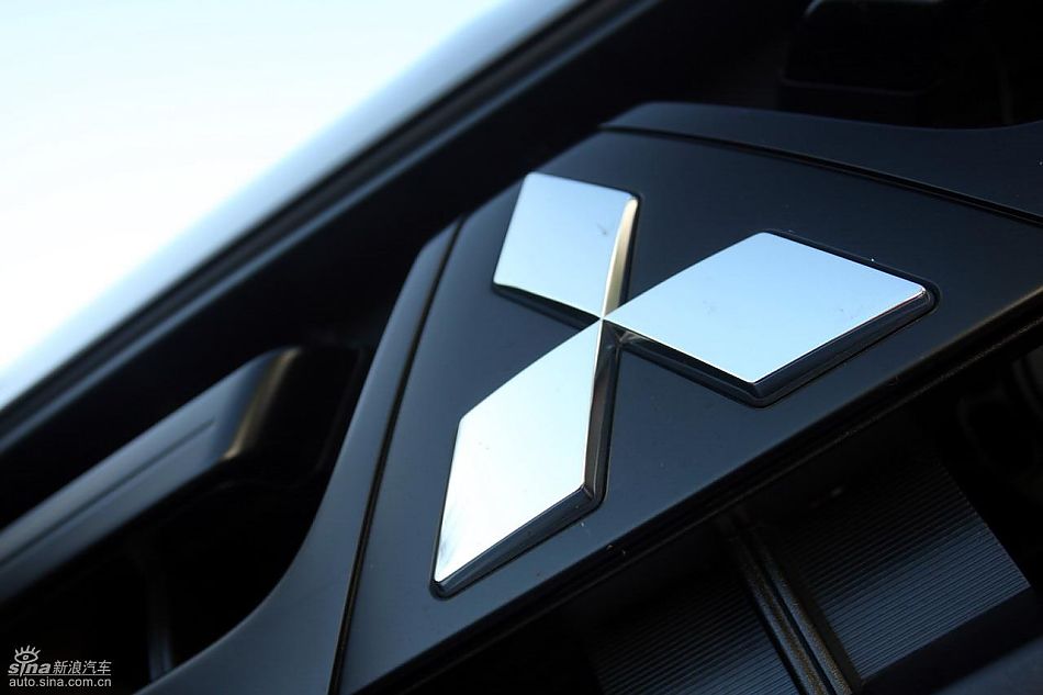 2010款三菱帕杰罗3.0豪华版外观