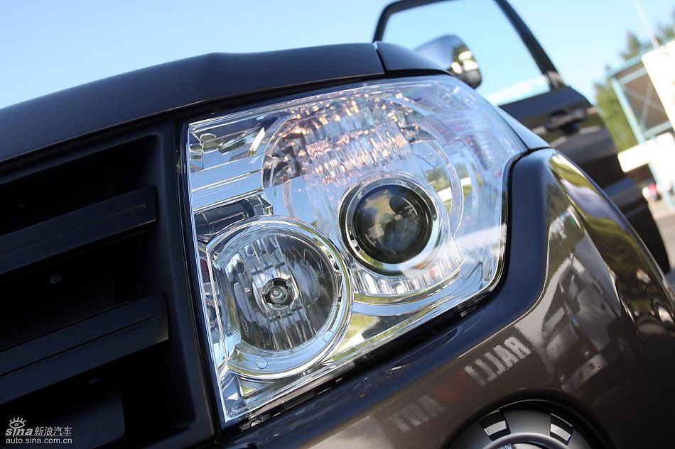 2010款三菱帕杰罗3.0豪华版外观