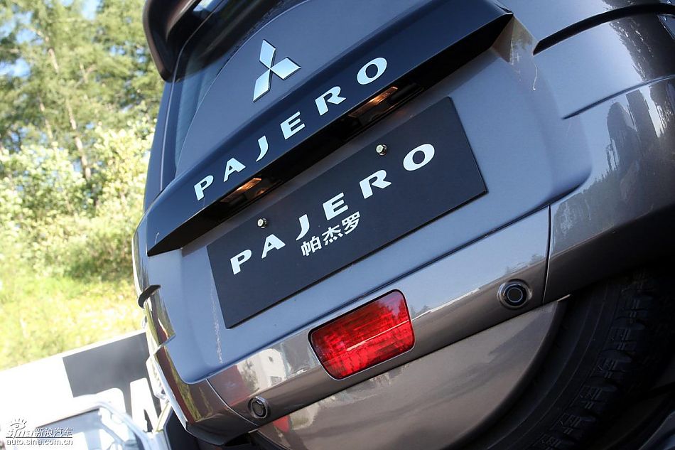 2010款三菱帕杰罗3.0豪华版外观