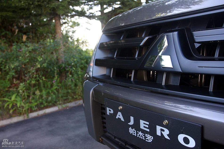 2010款三菱帕杰罗3.0豪华版外观