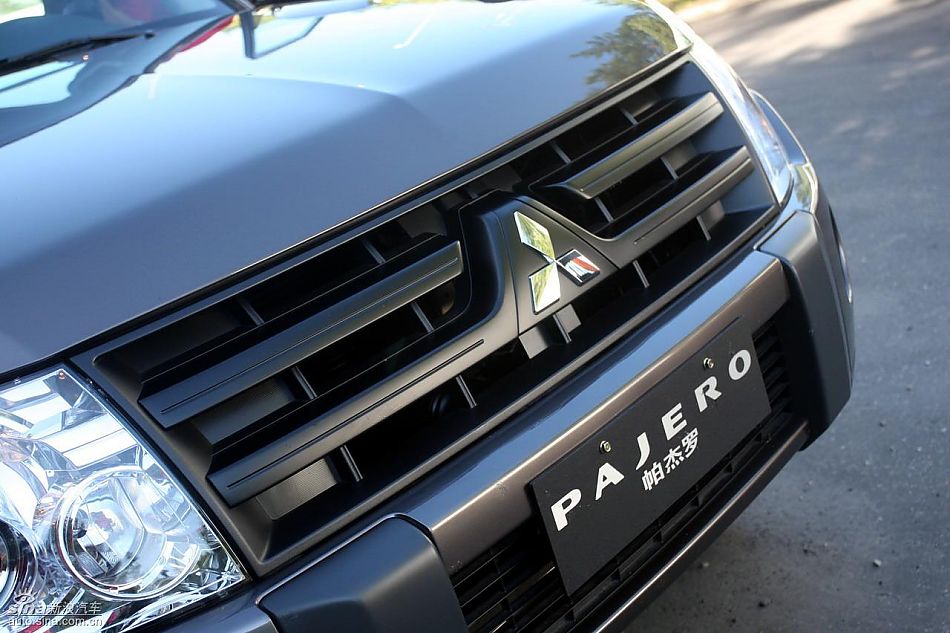 2010款三菱帕杰罗3.0豪华版外观