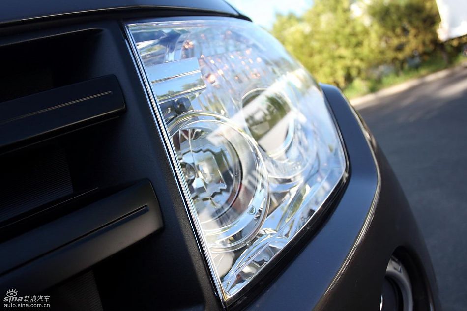 2010款三菱帕杰罗3.0豪华版外观