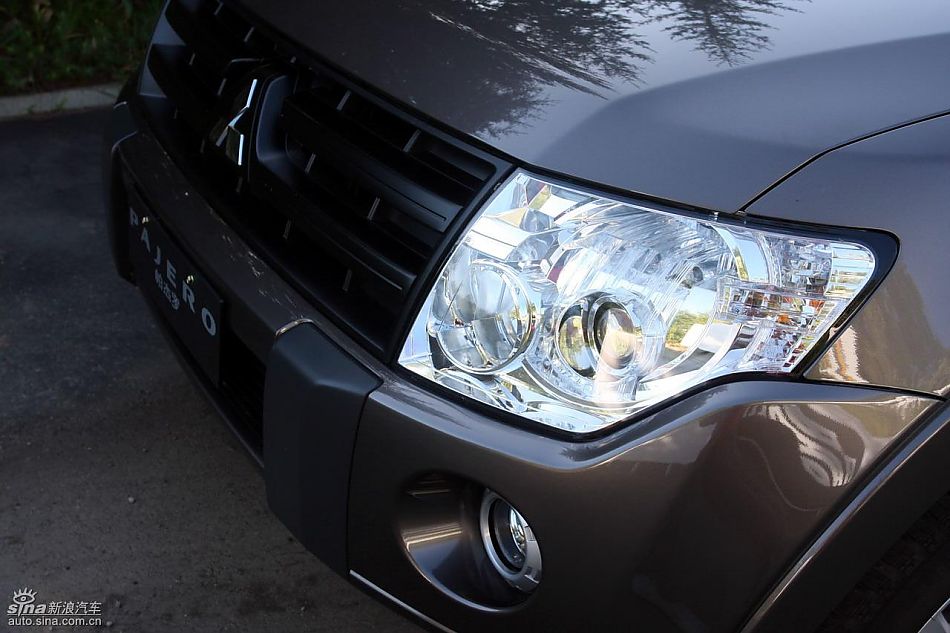 2010款三菱帕杰罗3.0豪华版外观