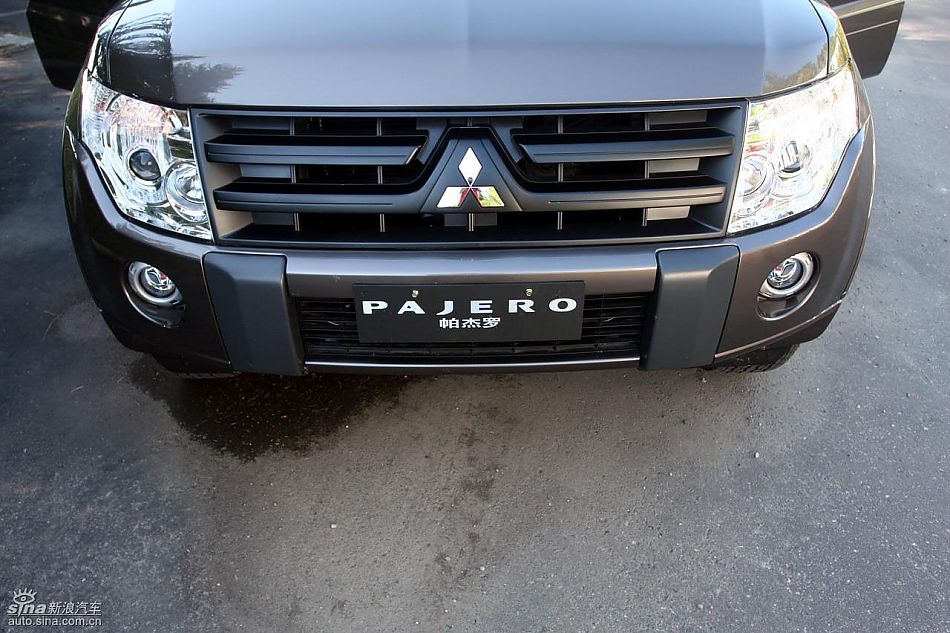 2010款三菱帕杰罗3.0豪华版外观
