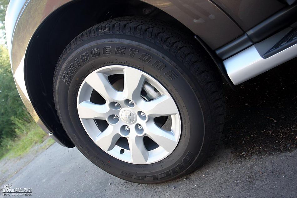 2010款三菱帕杰罗3.0豪华版外观